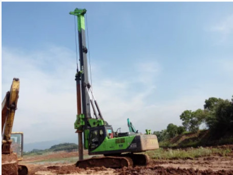 40T آلة حفر خوازيق هيدروليكية Tysim KR150A 52 / 42m قطر 1300 / 1500mm