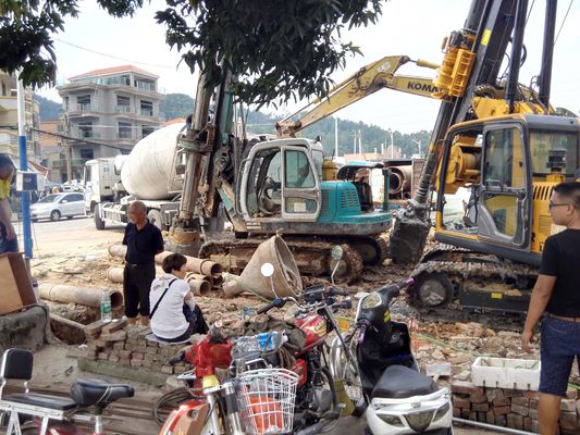 آلة حفر حفر ثقيلة وزنها 50000 كجم مع نظام هيدروليكي 32 مبا وقوة سحب أقصى 100 كيلون لتطبيقات الحفر