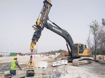 حفارة تلسكوبية بوم صدفي لحفر 15M - 26M ثقوب العمق مع 0.65CBM قدرة دلو